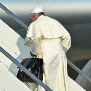 papa-francisco-carrega-bagagem-de-mao-enquanto-sobe-escadas-para-entrar-no-aviao_300x300